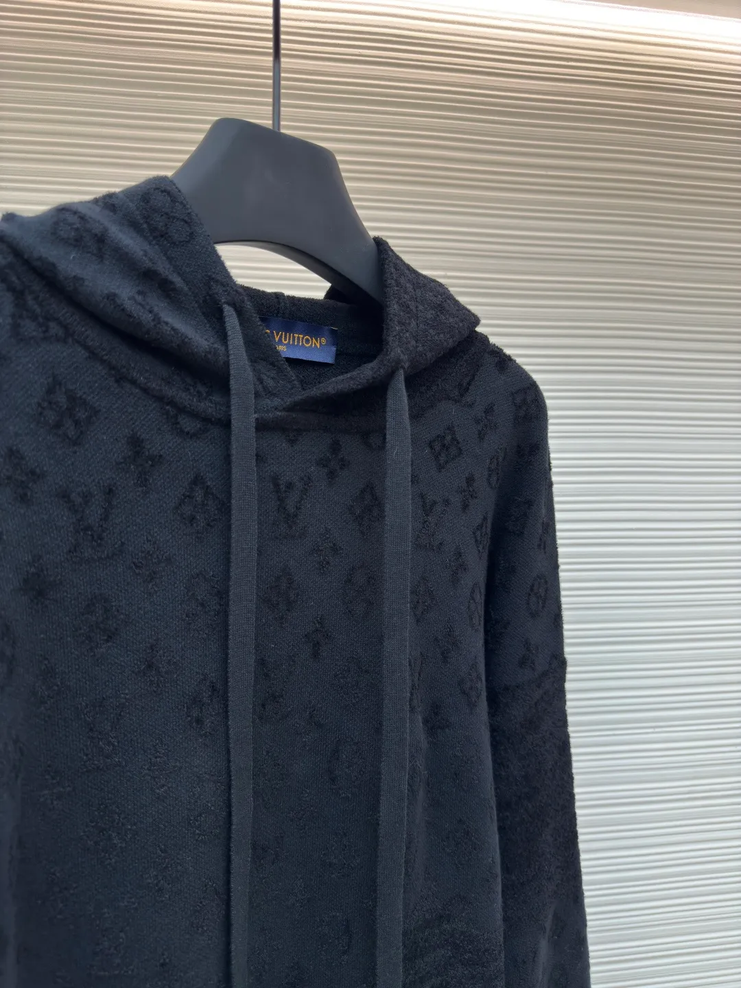 LOUIS VUITTON Jacquard hooded long-sleeved sweatshirt ●Authentic product: Purchased and developed for 14999 ●Item number: 1680357-B10 ●Material: fine cotton yarn fabric ●Technology: jacquard production ●Version: fitted version ●Weight: about 925 grams ●Size: S-M-L-XL ●Description: 40 counts of high-quality fine cotton yarn and 18 counts of rayon centipede loose yarn. Using a Japanese imported machine (Muratec) 14 knitting machine, wool jacquard. Washed wool, customized 1:1 trademark, loose fit. , the color is consistent without color difference. It can be matched with the same style to create a fashionable look, and can be used in various occasions. Customized accessories, complete with three standards, same style for men and women!